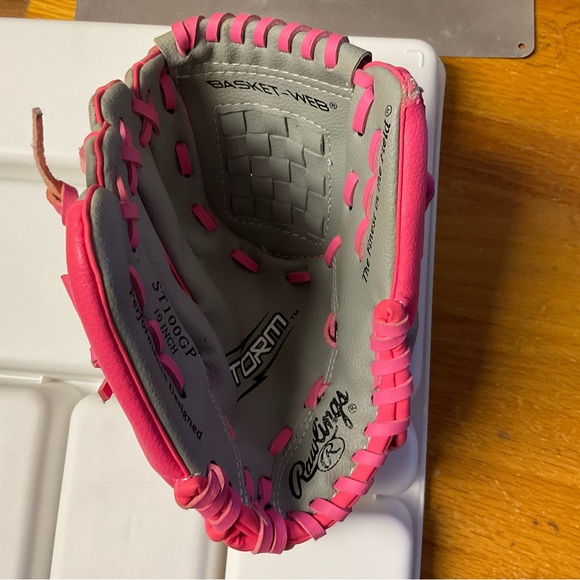 Rawlings Girl’s Storm 10 inch glove - left hand thrower - as is - little tear - Picture 4 of 9